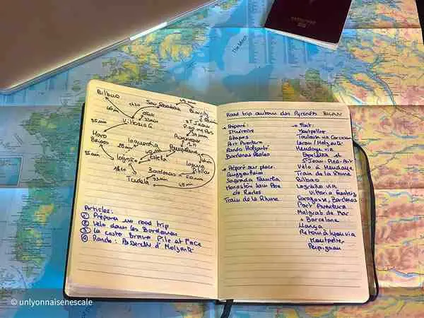 un carnet avec un voyage planifié