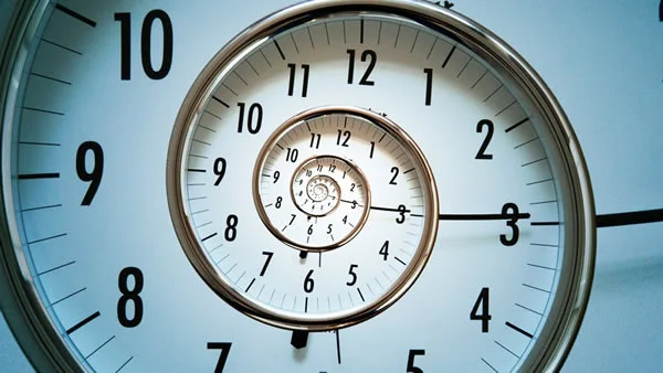le temps symbolisé par une horloge en forme de spirale