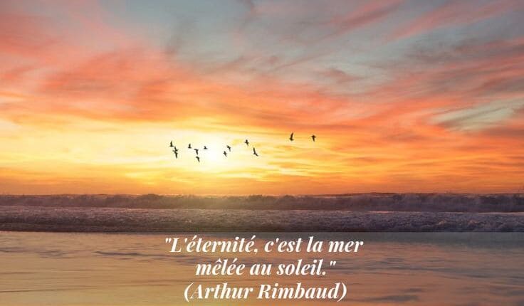 Un coucher de soleil avec une citation du poète Arthur Rimbaud : "L'éternité, c'est la mer mêlée au soleil"