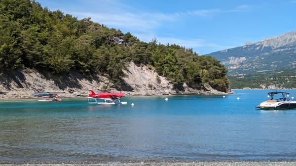Un paysage apaisant de la baie Foreston Beach des alpes de Haute Provence