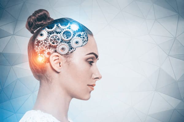 une femme de profil dont le cerveau est rempli de rouages qui fonctionnent