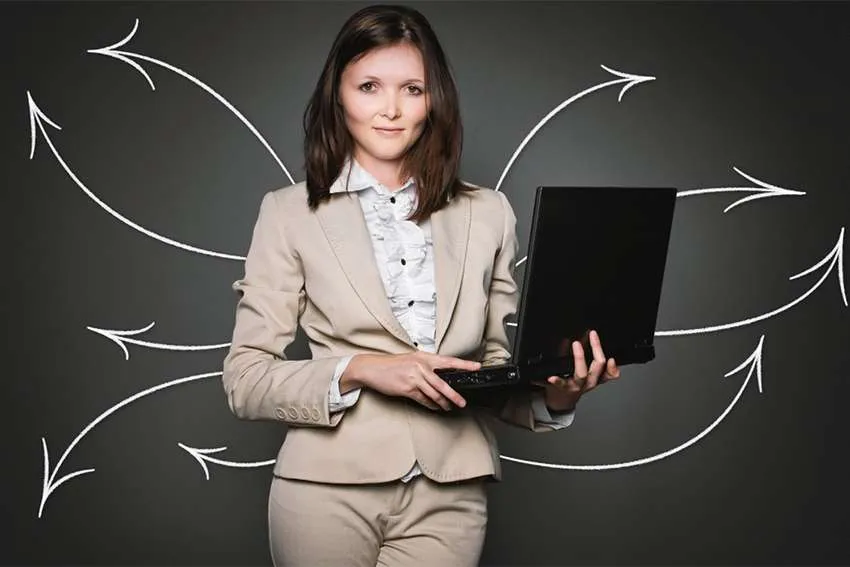 une femme devant un ordinateur qui s'interroge sur sa reconversion professionnelle