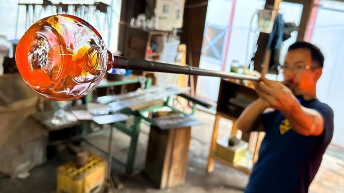 un souffleur de verre en fusion pour symboliser l'épreuve du feu