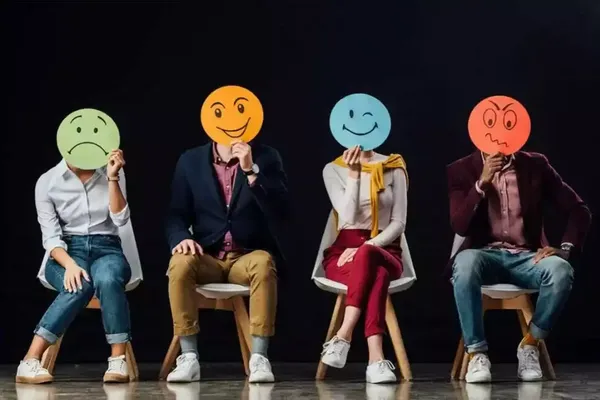 Des personnes avec devant leur visage un dessin coloré d'un émoticon.