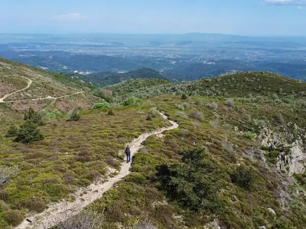 Une route de montagnes en lacets, pour contourner les obstacles